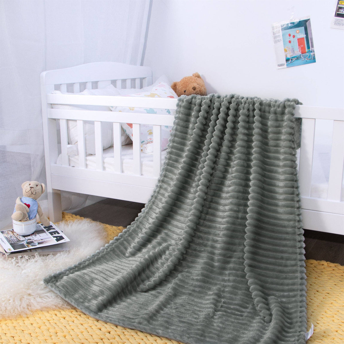 ALL-SEASON PLUSH FLANNEL FLEECE BLANKET | SOFT AND COMFY BLANKETS